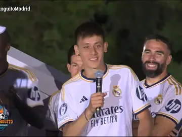 Ancelotti saca a Arda Güler a decir unas palabras en Cibeles Ancelotti saca a Arda Güler a decir unas palabras en Cibeles