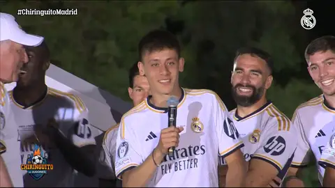 Ancelotti saca a Arda Güler a decir unas palabras en Cibeles Ancelotti saca a Arda Güler a decir unas palabras en Cibeles