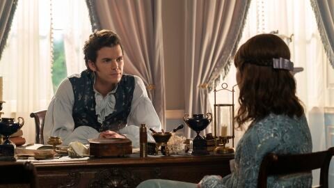 Luke Newton y Clauda Jessie en Los Bridgerton