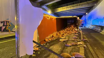Vuelco de camión con jamones frescos en Getafe