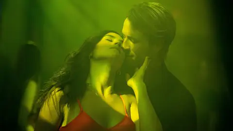 Glen Powell y Adria Arjona en Hit Man Glen Powell y Adria Arjona en Hit Man