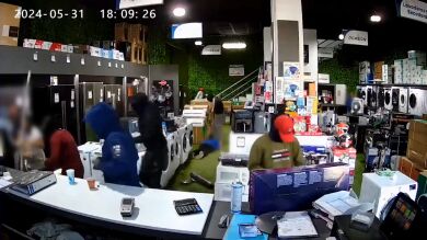 Desvalijan una tienda de Sevilla en poco más de 1 minuto: 