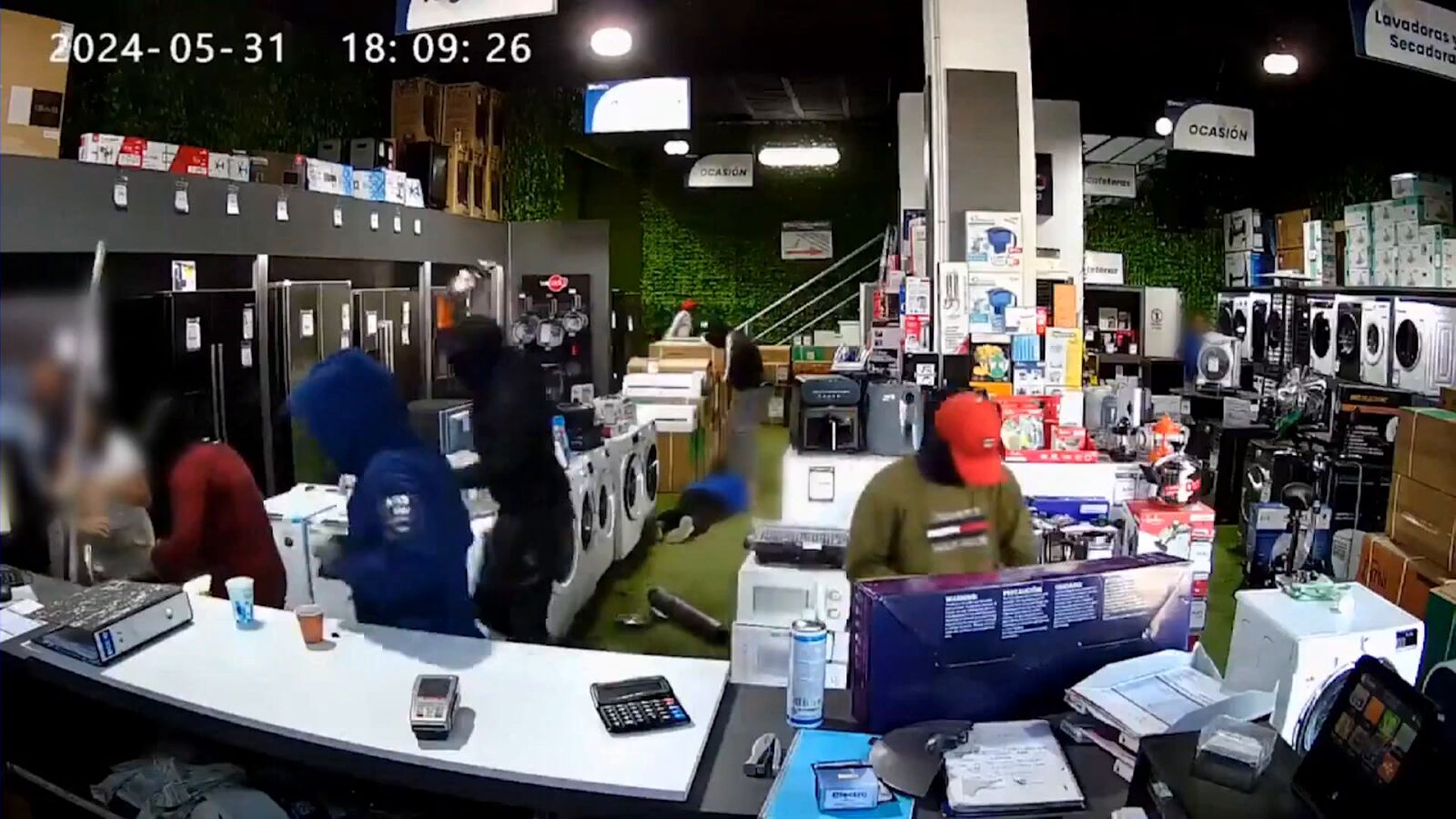 Desvalijan una tienda de Sevilla en poco más de 1 minuto: 