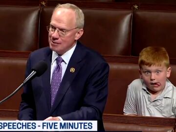 El vídeo viral de un niño de 6 años haciendo muecas mientras su padre habla en el Congreso de EEUU