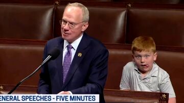 El vídeo viral de un niño de 6 años haciendo muecas mientras su padre habla en el Congreso de EEUU