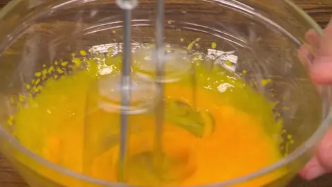 Vierte el zumo de medio limón y móntalas Vierte el zumo de medio limón y móntalas