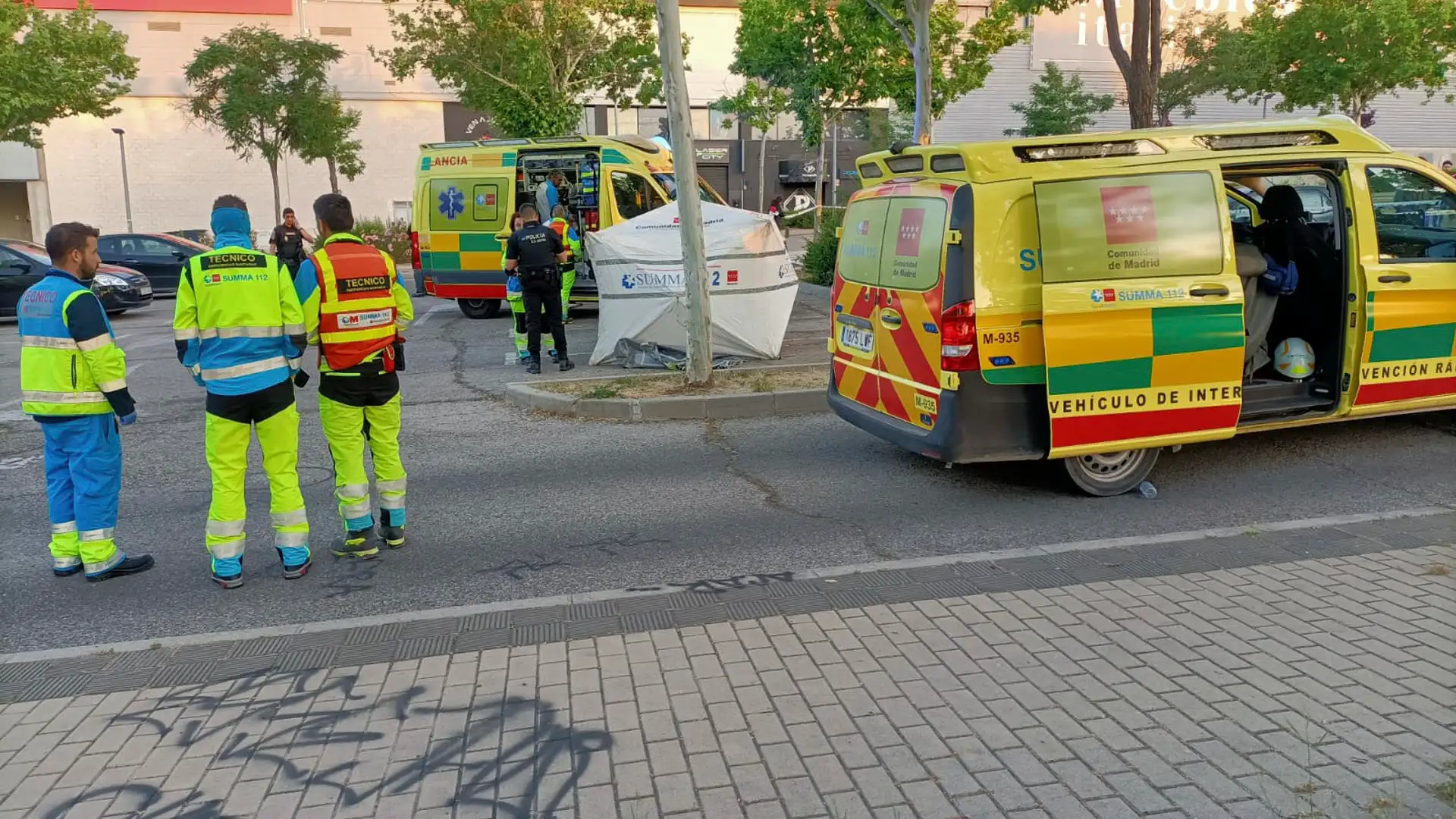 Sanitarios del Summa 112 y Policía en el aparcamiento del centro comercial Sanitarios del Summa 112 y Policía en el aparcamiento del centro comercial
