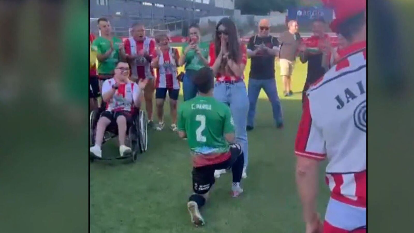 El Zamora y un ascenso muy romántico: Carlos Parra pide matrimonio a su novia delante de cientos de aficionados