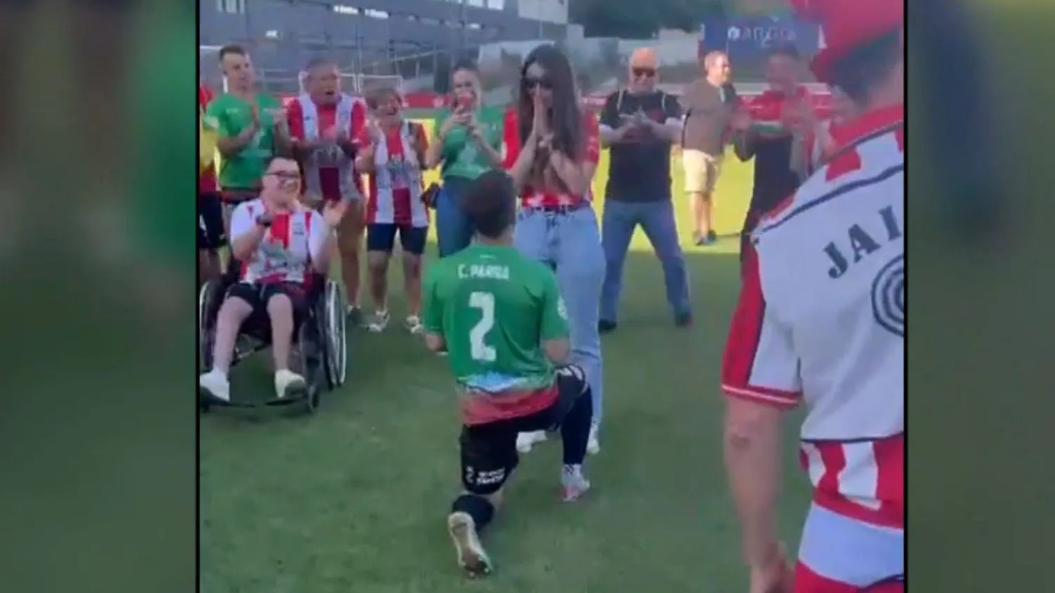 Carlos Parra, jugador del Zamora, pidiendo matrimonio a su novia Carlos Parra, jugador del Zamora, pidiendo matrimonio a su novia