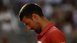 Novak Djokovic durante su partido ante Fran Cerúndolo en Roland Garros