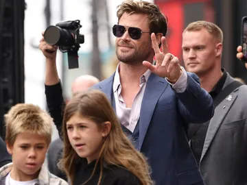 Chris Hemsworth con su hijo Tristan y su hija India Chris Hemsworth con su hijo Tristan y su hija India
