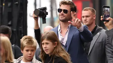 Chris Hemsworth con su hijo Tristan y su hija India Chris Hemsworth con su hijo Tristan y su hija India