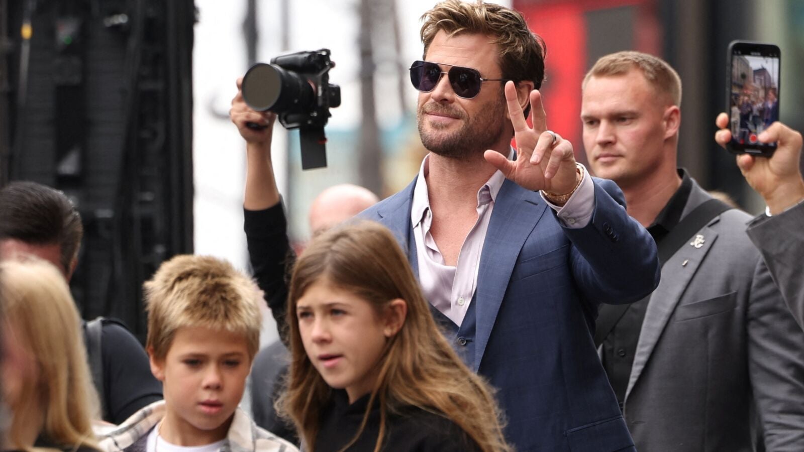 Negaron a Chris Hemsworth volar al intentar hacer creer que su hijo era su hija: 