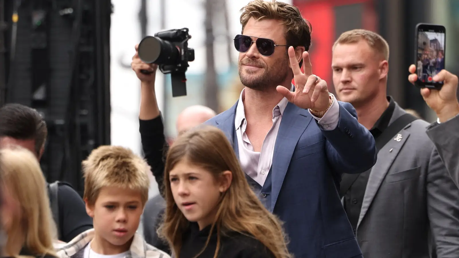 Negaron a Chris Hemsworth volar al intentar hacer creer que su hijo era su hija:
