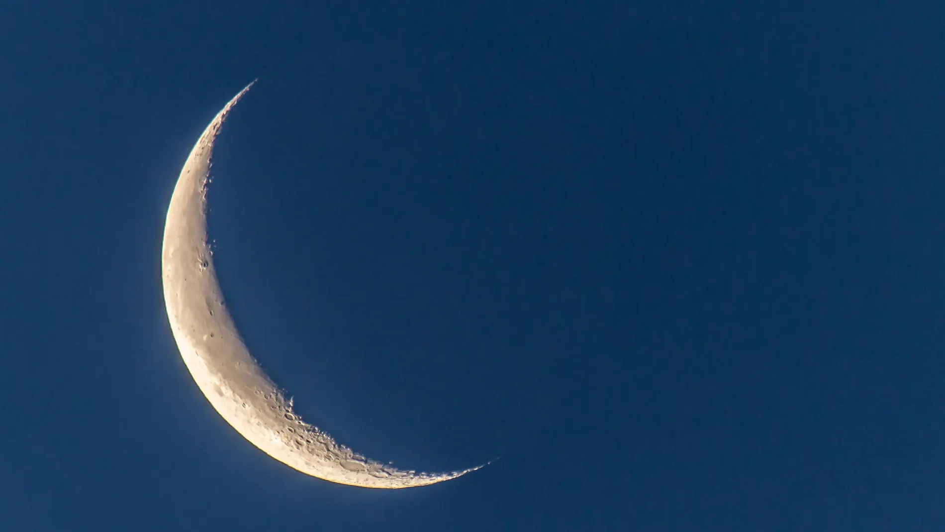 La luna menguante, desde Vic La luna menguante, desde Vic