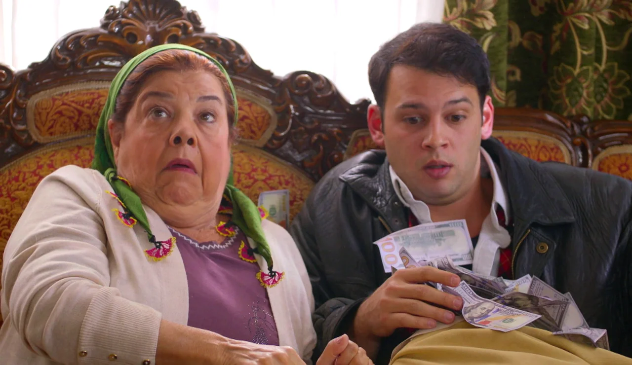 ¿Los Eren, ricos?: Oğulcan y su abuela descubren que el sillón que han traído de la calle está repleto de dinero