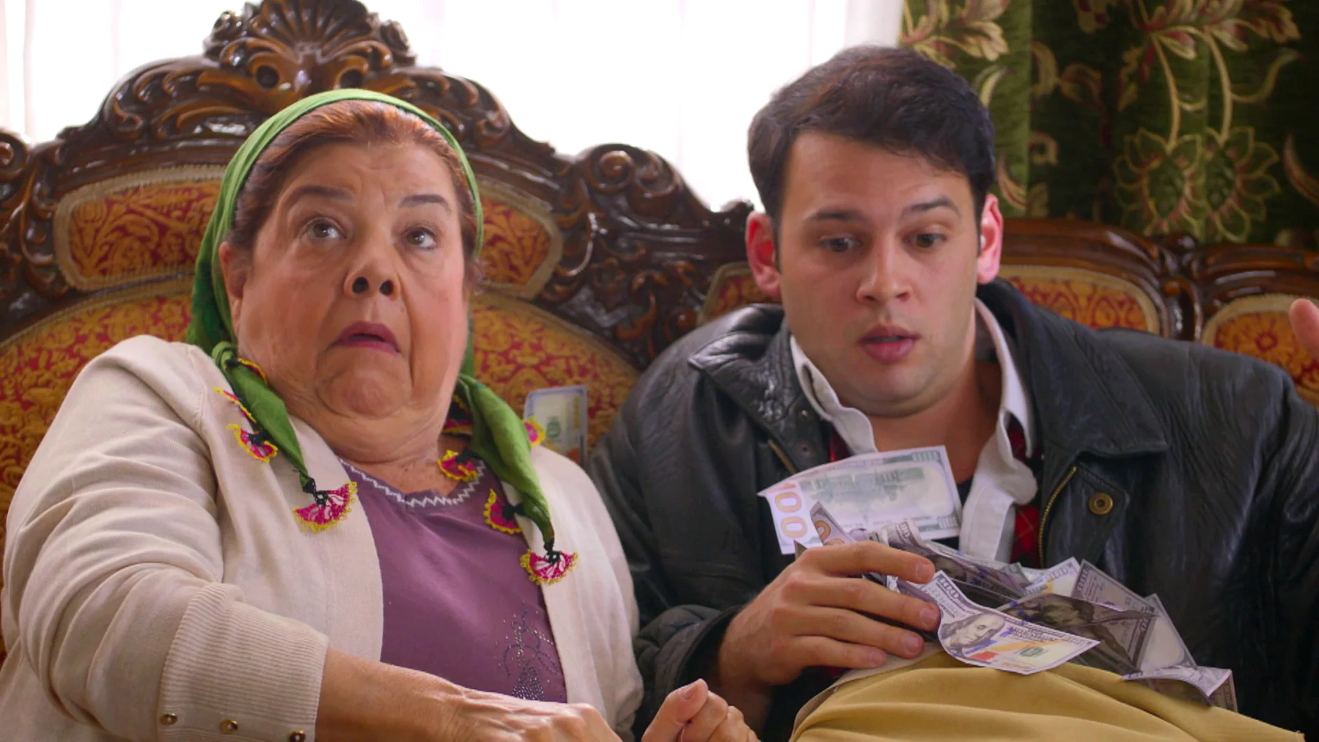 ¿Los Eren, ricos?: Oğulcan y su abuela descubren que el sillón que han traído de la calle está repleto de dinero ¿Los Eren, ricos?: Oğulcan y su abuela descubren que el sillón que han traído de la calle está repleto de dinero