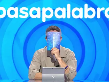Roberto Leal se ve obligado a taparse la cara después de que su expresividad le jugase una mala pasada Roberto Leal se ve obligado a taparse la cara después de que su expresividad le jugase una mala pasada