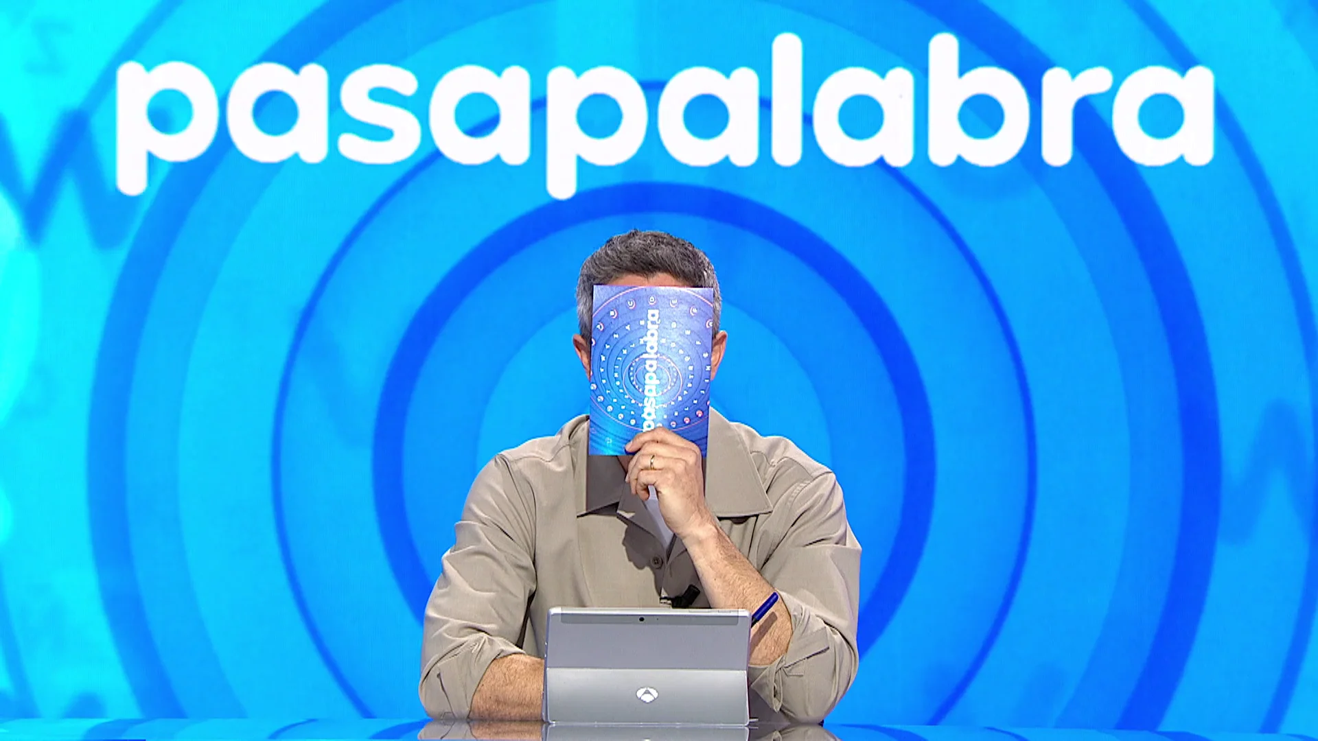 Roberto Leal se ve obligado a taparse la cara después de que su expresividad le jugase una mala pasada Roberto Leal se ve obligado a taparse la cara después de que su expresividad le jugase una mala pasada