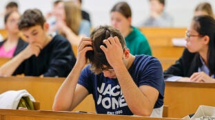 Estudiantes durante su preparaci&oacute;n para la Universidad