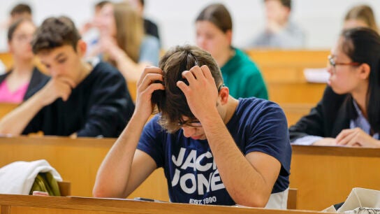 Estudiantes durante su preparaci&oacute;n para la Universidad