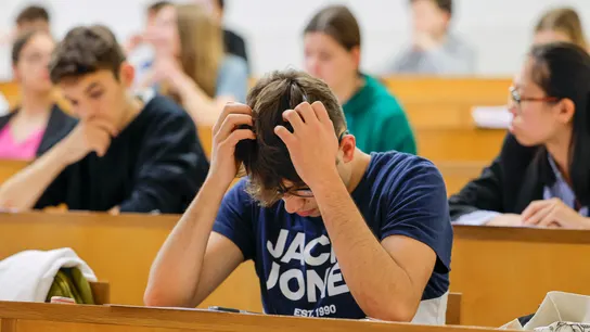 Estudiantes durante su preparación para la Universidad Estudiantes durante su preparación para la Universidad