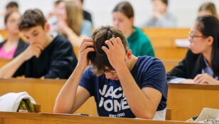 Estudiantes durante su preparaci&oacute;n para la Universidad