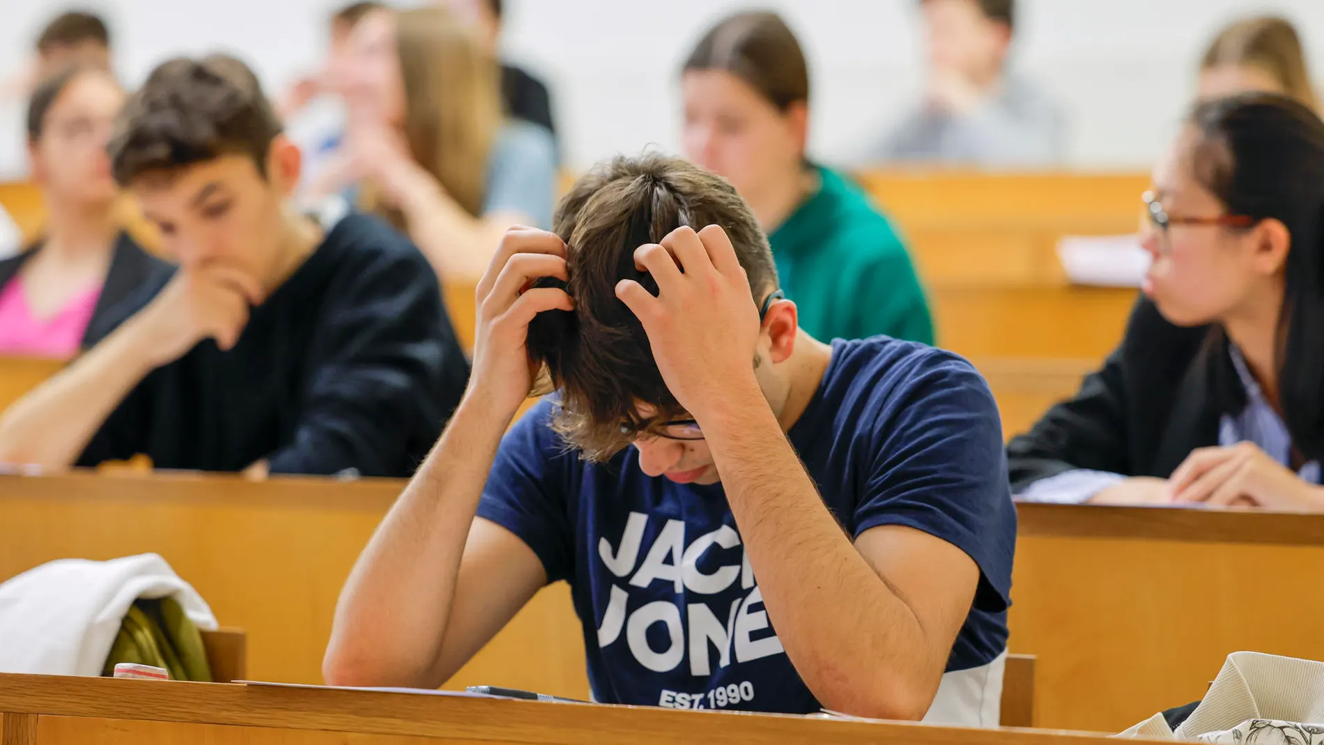 Estudiantes durante un examen de selectividad Estudiantes durante un examen de selectividad