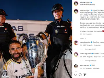 La foto de Carvajal con su padre en Cibeles La foto de Carvajal con su padre en Cibeles