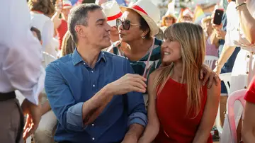 Pedro Sánchez junto a Begoña Gómez en un mitin del PSOE en Benalmádena