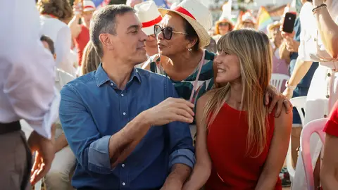 Pedro Sánchez junto a Begoña Gómez en un mitin del PSOE en Benalmádena