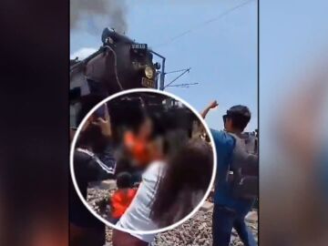Una mujer se hace un selfie al paso de una locomotora y muere golpeada