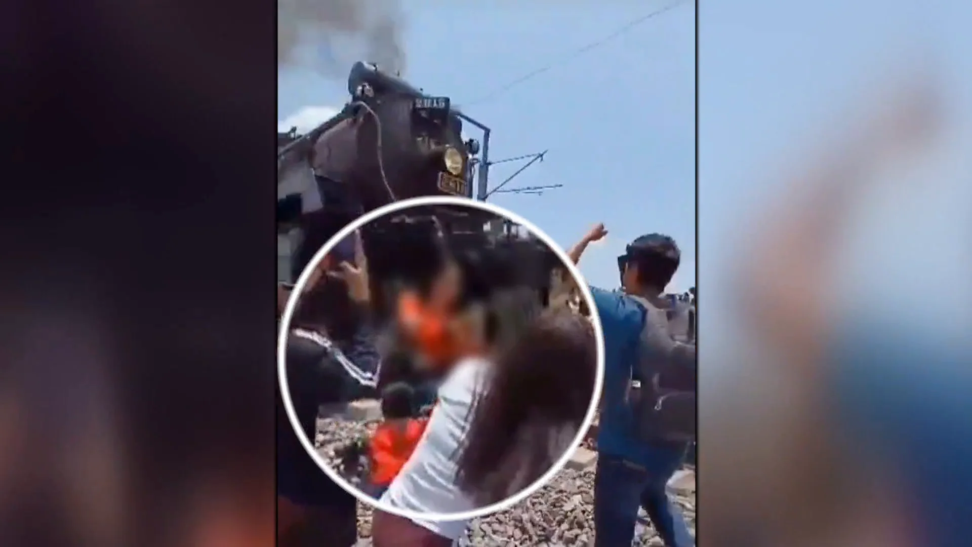 Una mujer se hace un selfie al paso de una locomotora y muere golpeada Una mujer se hace un selfie al paso de una locomotora y muere golpeada