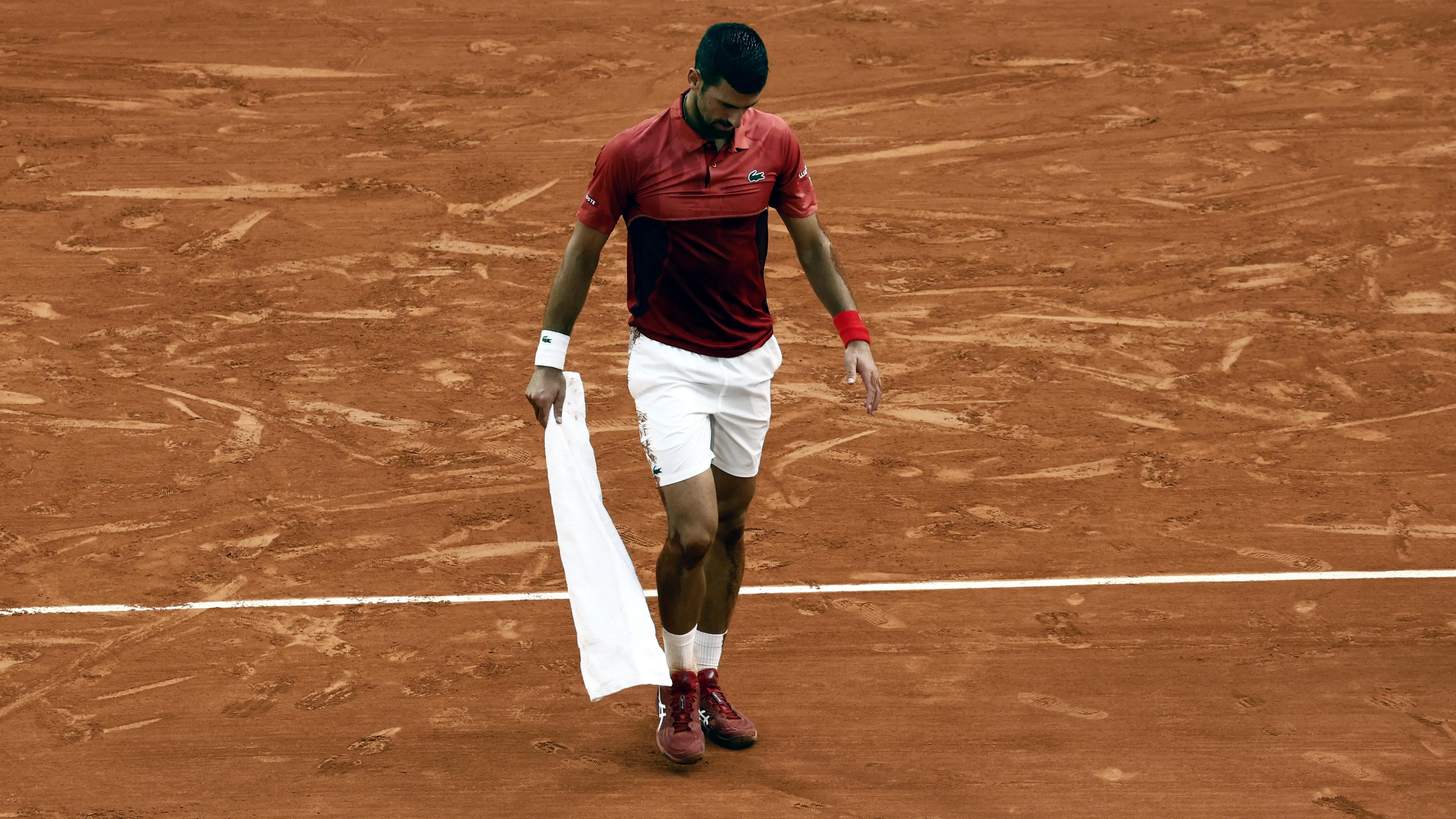 Novak Djokovic durante el partido ante Cer&uacute;ndolo en Roland Garros 2024