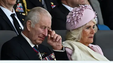 Los reyes Carlos y Camilla en los actos conmemorativos por el Día D Los reyes Carlos y Camilla en los actos conmemorativos por el Día D