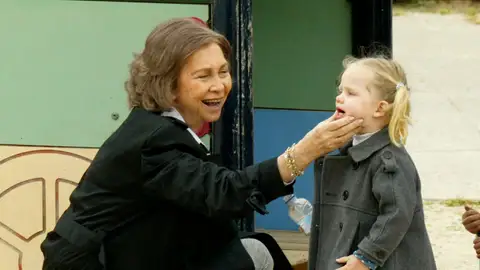 Doña Sofía e Irene Urdangarin en el parque Doña Sofía e Irene Urdangarin en el parque