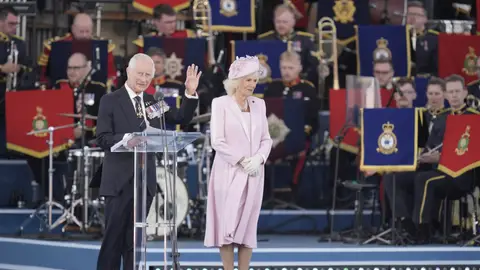 Los reyes Carlos y Camilla en los actos conmemorativos por el Día D Los reyes Carlos y Camilla en los actos conmemorativos por el Día D