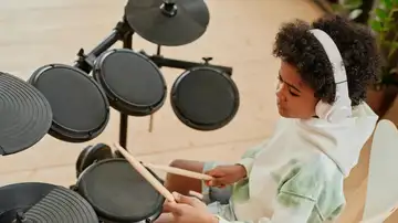 Niño tocando la batería
