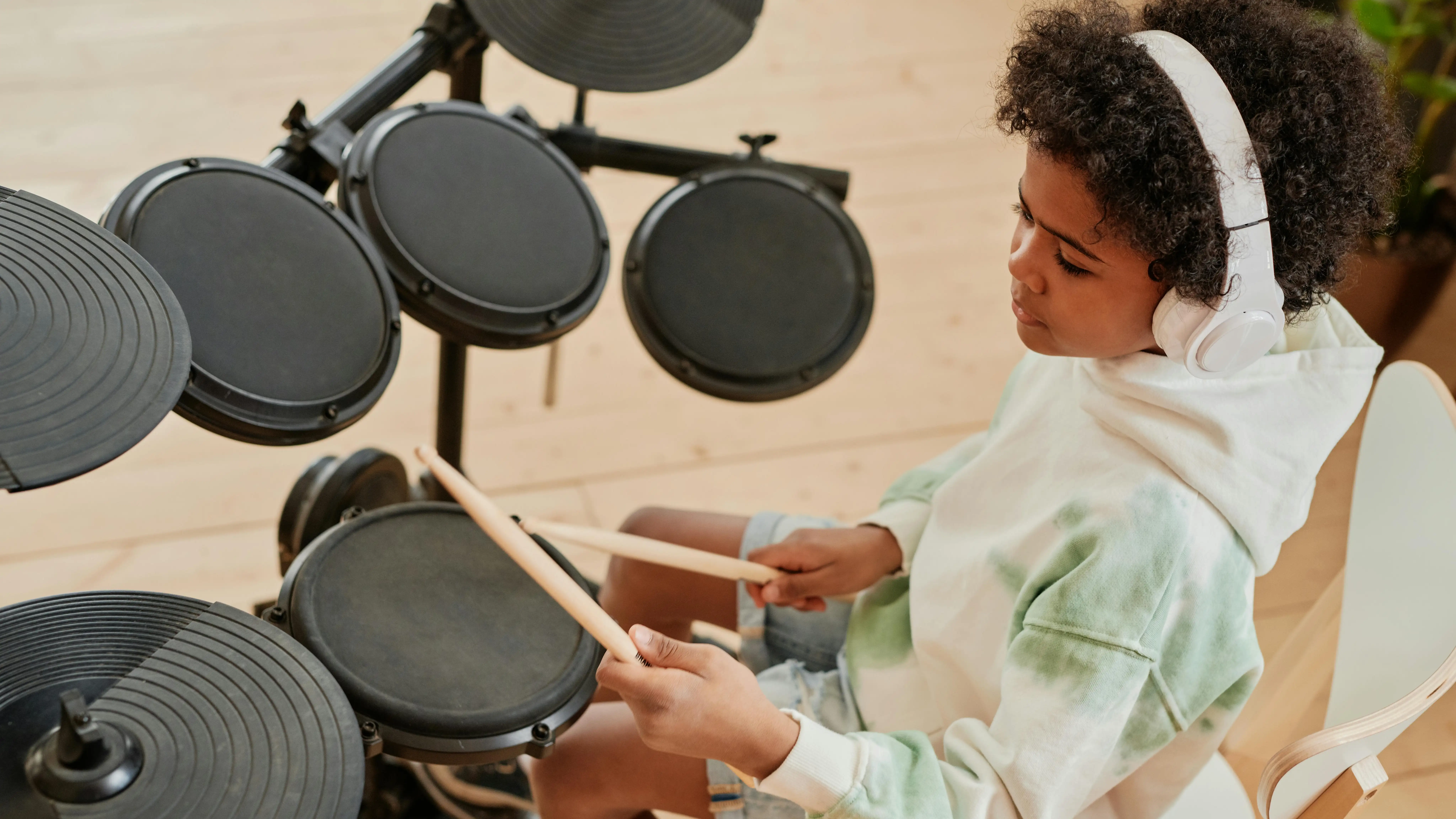 Niño tocando la batería Niño tocando la batería