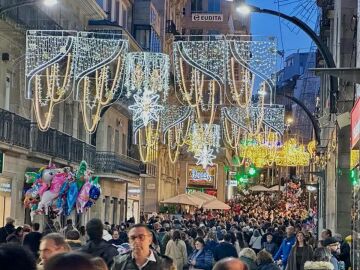 La ciudad de Vigo iluminada por las luces de Navidad