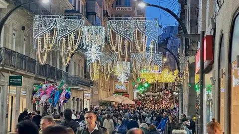 La ciudad de Vigo iluminada por las luces de Navidad