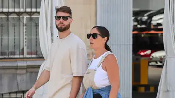 David Rodríguez y Anabel Pantoja paseando por Madrid