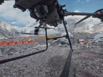 Drones para limpiar el Everest y transportar material para la escalada: así se alivia la carga de los sherpas