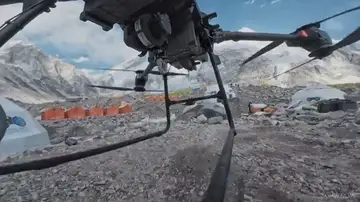 Drones para limpiar el Everest y transportar material para la escalada: así se alivia la carga de los sherpas