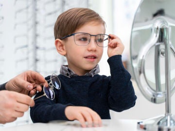 Niño con gafas