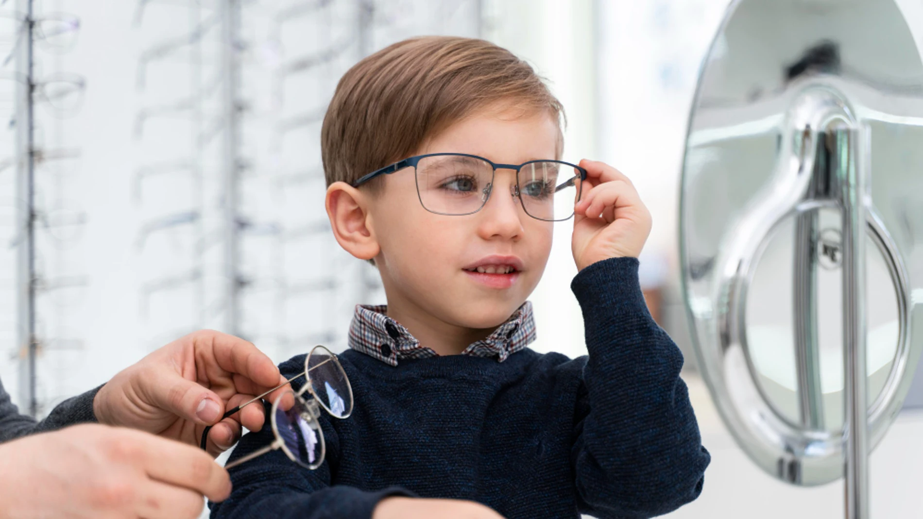 Niño con gafas Niño con gafas