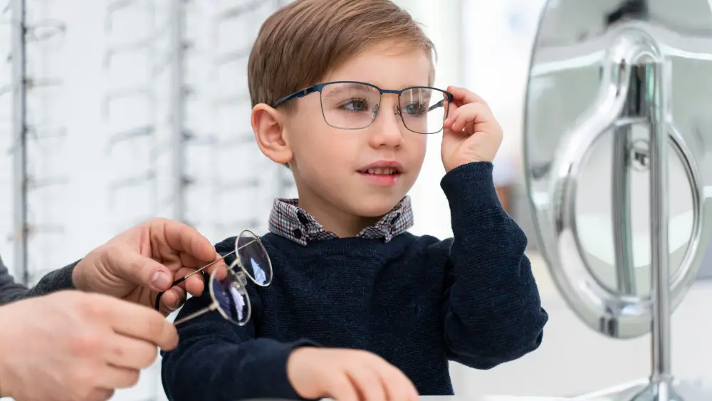 Niño con gafas Niño con gafas