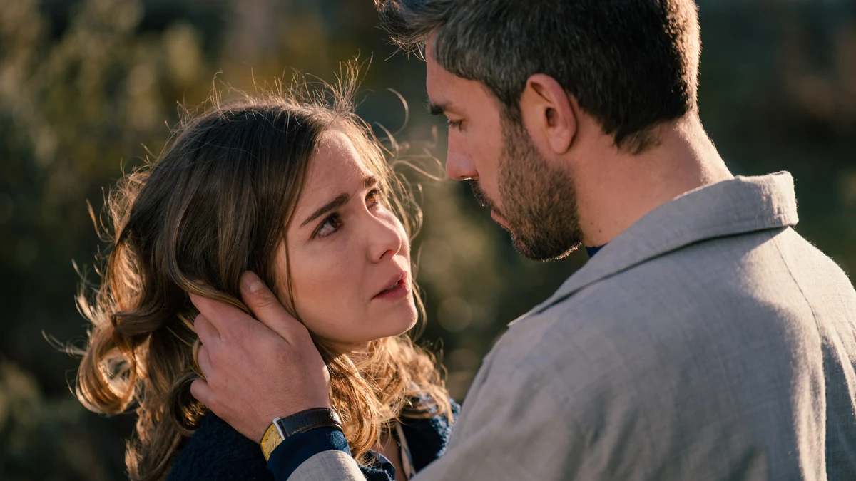 Así ha sido la historia de Andrés y Begoña hasta el momento en Sueños de libertad: besos furtivos, encuentros y unos dibujos que les han delatado