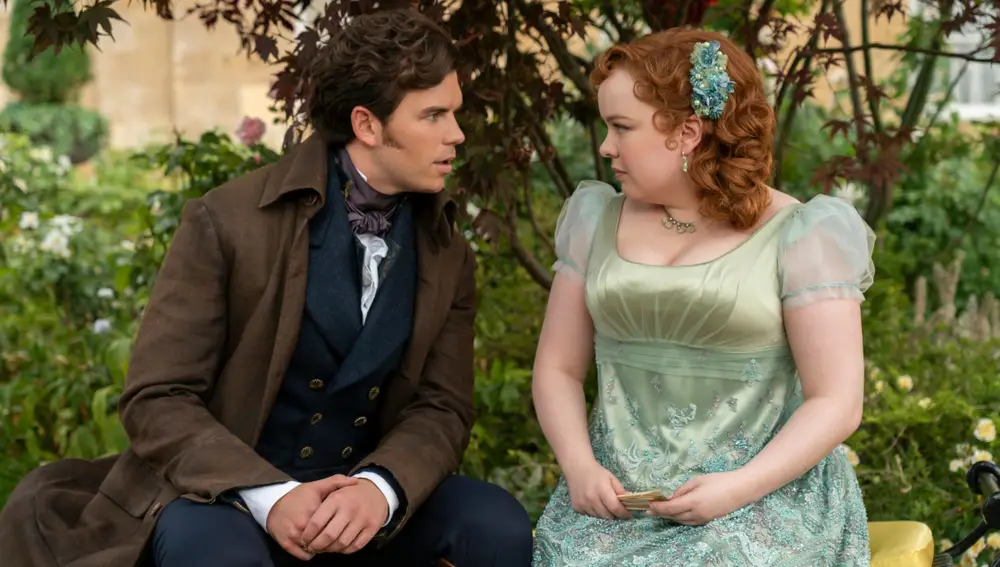 Luke Newton y Nicola Coughlan como Colin y Penelope en la temporada 3 de Los Bridgerton Luke Newton y Nicola Coughlan como Colin y Penelope en la temporada 3 de Los Bridgerton