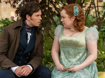 Luke Newton y Nicola Coughlan como Colin y Penelope en la temporada 3 de Los Bridgerton Luke Newton y Nicola Coughlan como Colin y Penelope en la temporada 3 de Los Bridgerton